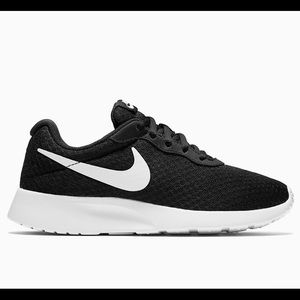 Nike black and white tanjun